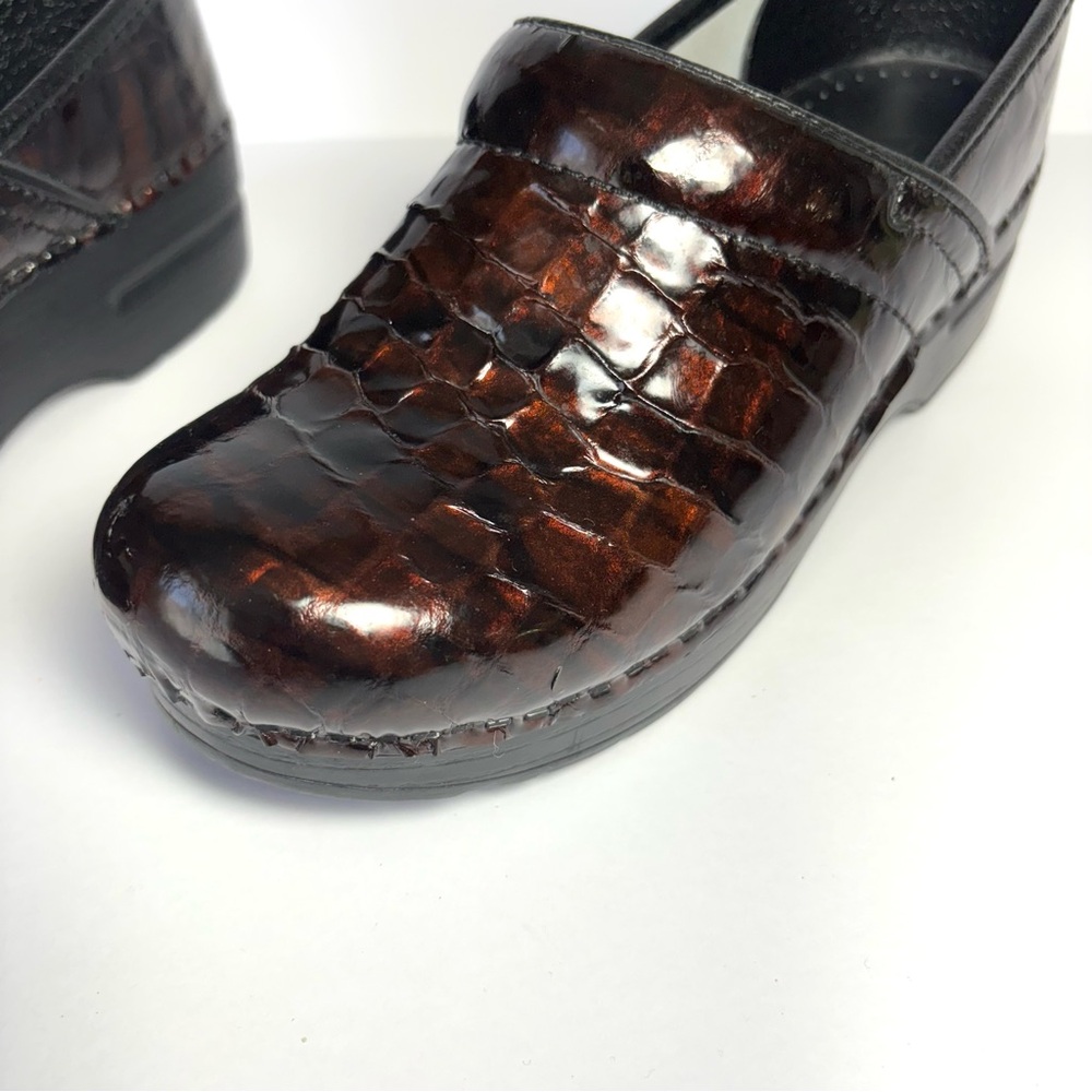 Dansko Brown Patent Leather Clogs Croc Embossed Comfort Nursing Shoes - Picture 9 of 12